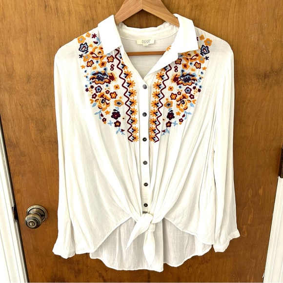 ODDY Tops - Oddy Embroidered Front Tie Boho Top. Size Large.